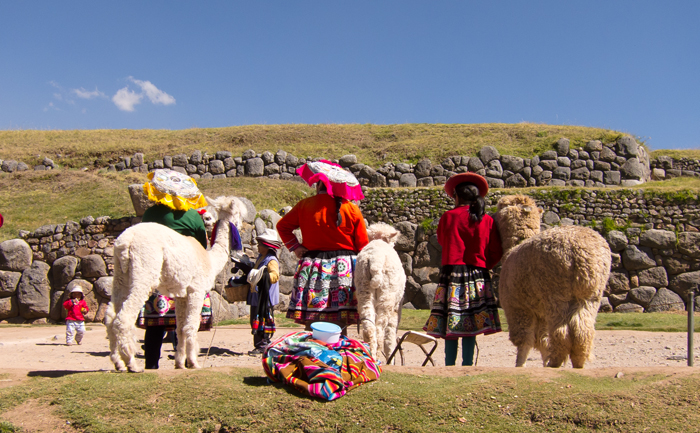 Tips for Cusco - Locals and their llamas at Sacsayhuaman